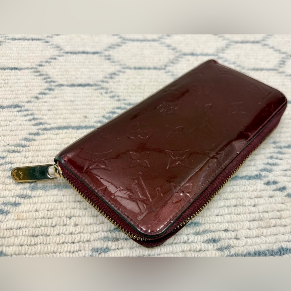 LOUIS VUITTON Classic Monogram Burgundy Vernis Patent Leather Zippy Chic Wallet - Picture 9 of 16